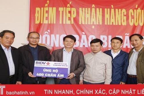 Chung tay hỗ trợ người dân vùng lũ Cẩm Xuyên trong cơn hoạn nạn