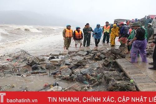 Huy động cả trăm người ứng cứu đê biển bị sạt lở ở Cẩm Nhượng