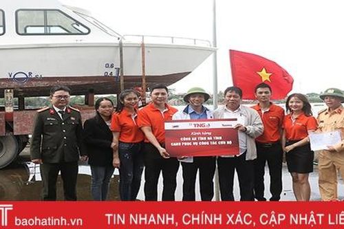 Công an Hà Tĩnh tiếp nhận 1 chiếc ca nô phục vụ cứu hộ, cứu nạn