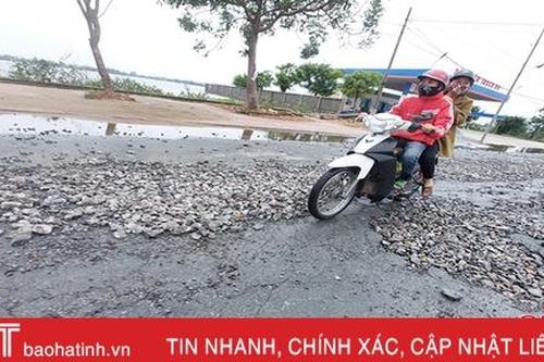 Sau lũ, đường nối TP Hà Tĩnh – Lộc Hà hư hỏng nặng
