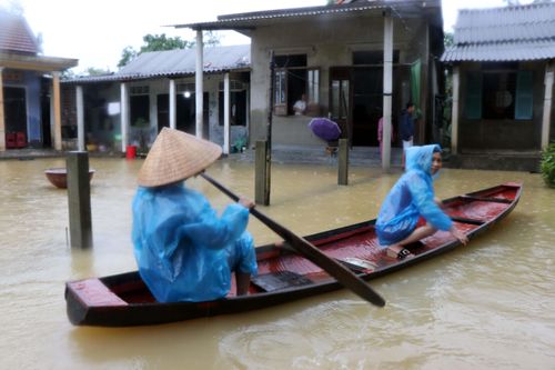 Nước lũ đang xuống, nhiều vùng ở Thừa Thiên-Huế vẫn ngập sâu