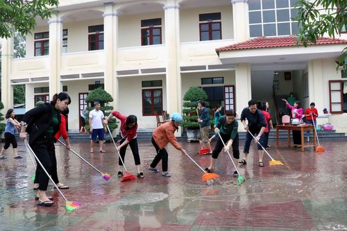 Hà Tĩnh khẩn trương vệ sinh trường lớp sau lũ, đón học sinh trở lại