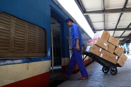Đường sắt Bắc-Nam thông tuyến, bắt đầu vận chuyển hàng cứu trợ