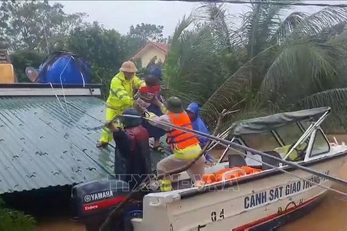 Cứu người trong mưa lũ ở Quảng Bình