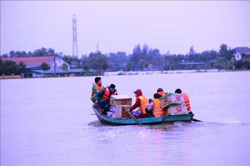 Nỗ lực cứu trợ người dân vùng lũ