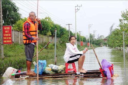 Nỗ lực cứu trợ người dân vùng lũ Hà Tĩnh