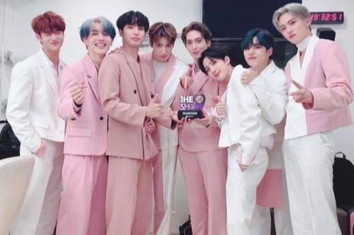 Nhóm Pentagon rơi nước mắt, bày tỏ lòng biết ơn đối với người hâm mộ khi nhận cúp sau 4 năm debut