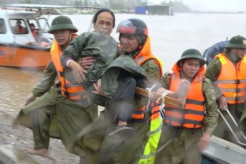 Khoảnh khắc đẹp giữa mùa lũ miền Trung: Công an bất chấp nguy hiểm lội nước cõng 3 người đi cấp cứu