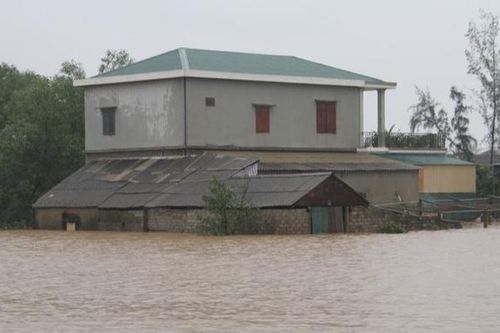 Sang nhà hàng xóm tránh lũ, một học sinh lớp 3 ngã tử vong