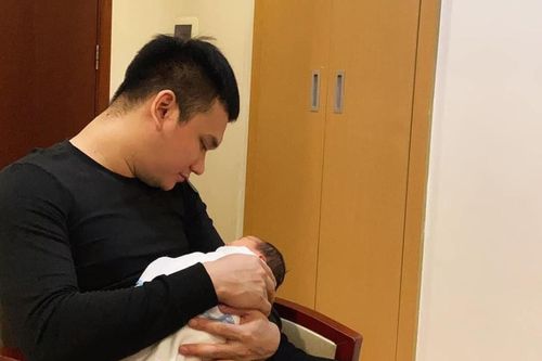 Khắc Việt bế ái nữ mới sinh trên tay và hé lộ tên thân mật của con gái