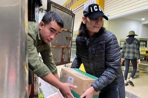 Sau H'Hen Niê, người mẫu Lê Thúy cũng khóc nức nở vì bị xúc phạm khi đi cứu trợ đồng bào miền Trung