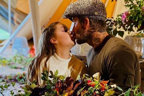 Beckham lại gây tranh cãi khi hôn môi con gái Harper Seven