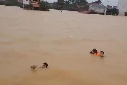 Trên đường đi cứu trợ, Công an ở Quảng Bình đã cứu sống thành công 4 người dân bị lật thuyền