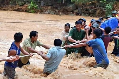 Quảng Trị: Vượt lũ, băng rừng hơn 40km đưa thi thể đồng đội trở về