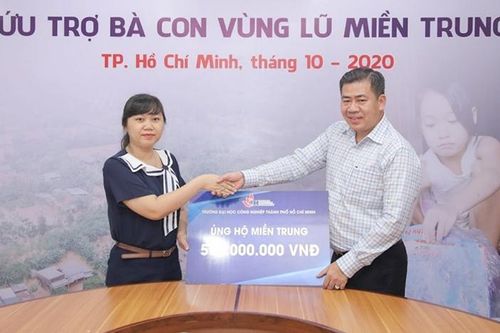 Đại học Công nghiệp TP. Hồ Chí Minh hỗ trợ đồng bào miền Trung 500 triệu đồng