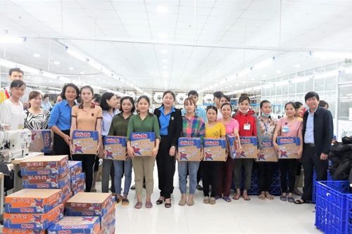 Công đoàn ngành Công Thương Quảng Trị hỗ trợ công nhân lao động bị ảnh hưởng do mưa lũ