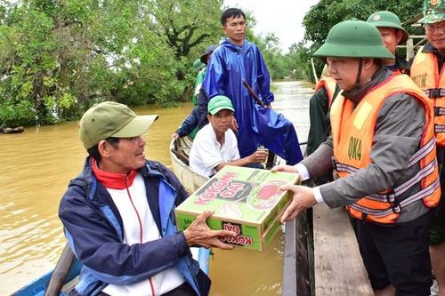 Tấm lòng với bà con rốn lũ miền Trung