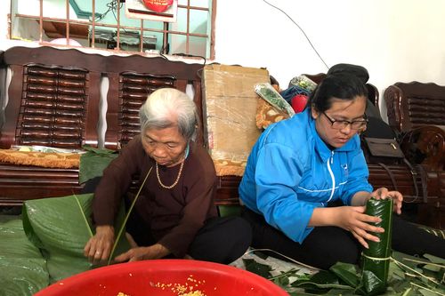 Bánh tét nghĩa tình gửi đồng bào vùng lũ