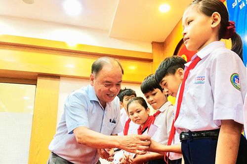 Trao học bổng cho trẻ em nghèo