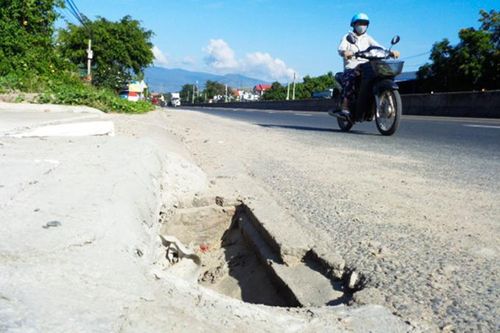 Hố trên quốc lộ