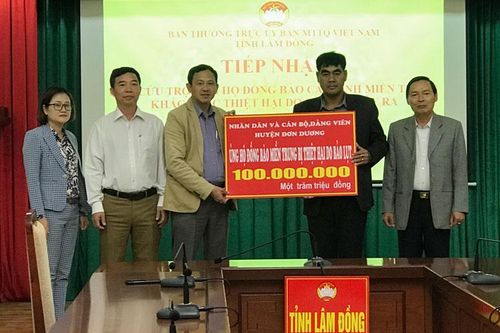 Trao tiền ủng hộ đồng bào miền Trung gặp lũ lụt
