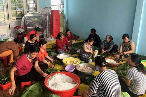 Gói 10.000 bánh tét tặng người dân vùng lũ miền Trung