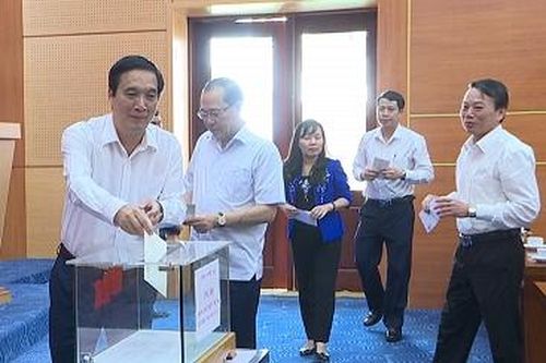 Văn phòng Tỉnh ủy và các Ban xây dựng Đảng ủng hộ đồng bào miền Trung