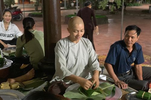 Chùa Đình Quán gói bánh chưng gửi đồng bào vùng lũ