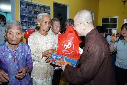 Chùa Bà Đa tổ chức cứu trợ ở Quảng Nam