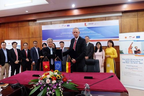 Ký kết dự án 'Tăng cường năng lực nghiên cứu và chuyển giao kiến thức về tích hợp năng lượng tái tạo vào lưới điện'