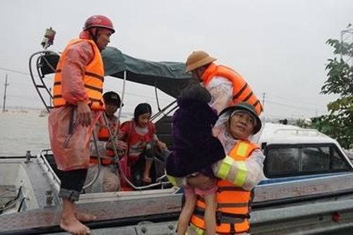 Cảm động hình ảnh công an Nghệ An giúp đỡ bà con vùng tâm lũ Hà Tĩnh