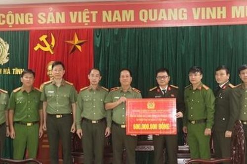 Công an tỉnh Nghệ An và Thành phố Hà Nội tặng quà hỗ trợ Công an Hà Tĩnh