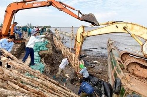 Công bố tình huống khẩn cấp sạt lở đê biển Tây