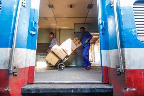 Ngành đường sắt bắt đầu đưa hàng viện trợ vào miền Trung