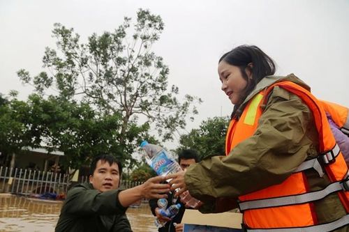 Hội Phụ nữ Công an Hà Tĩnh chung tay hướng về bà con vùng lũ