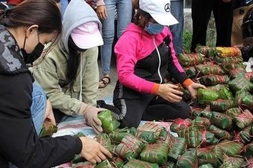 Bánh chưng, bánh tét Phú Yên gửi về vùng lũ