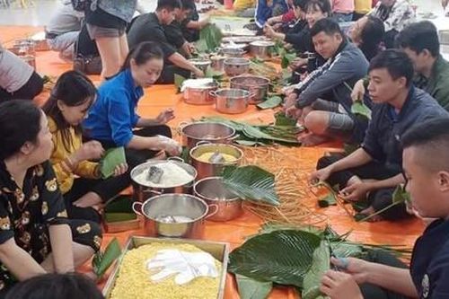 Những nghĩa cử ấm tình người giữa mùa bão lũ