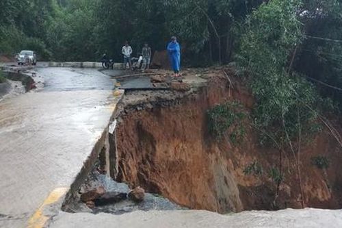 Mưa lớn, sạt lở nghiêm trọng ở đèo Le