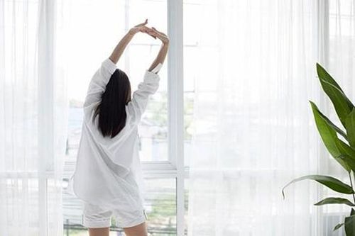 Ngay khi thức dậy buổi sáng, bạn nên thực hiện 5 thói quen này