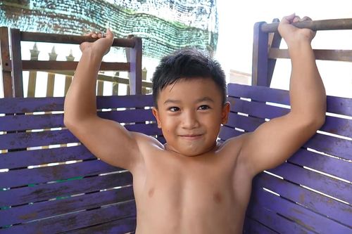 Cậu bé 10 tuổi có thân hình như lực sĩ ở Đồng Nai