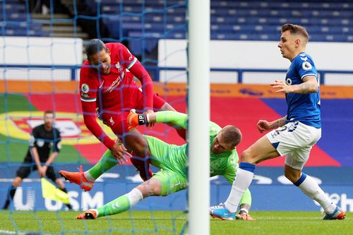 Trọng tài VAR gây tranh cãi trận Everton-Liverpool bị đẩy xuống hạng dưới