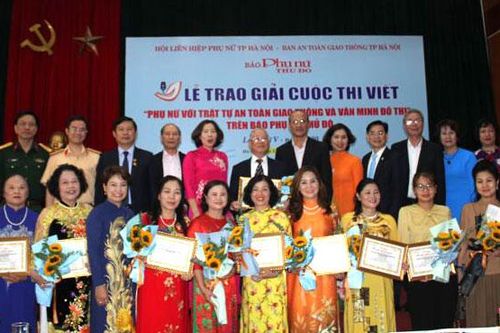 Trao giải cuộc thi viết ''Phụ nữ với trật tự an toàn giao thông và văn minh đô thị''