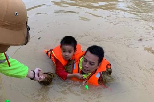 Sẽ xử lý nghiêm các đối tượng lợi dụng mưa lũ bán hàng trục lợi bất chính