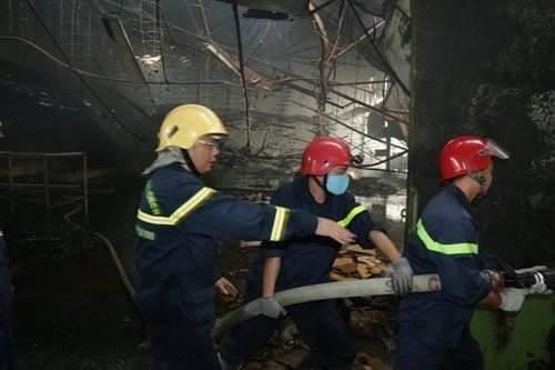 Hàng trăm chiến sĩ tham gia chữa cháy công ty gỗ