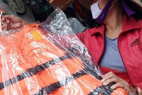 Miền Trung lũ chồng lũ, các chủ cửa hàng bán áo phao cứu sinh ở Hà Nội đều báo giá tốt cho các đoàn cứu trợ