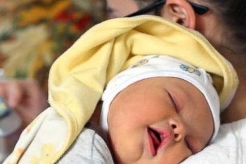 Con mới chào đời mẹ muốn vứt bỏ, ông bố cương quyết giữ con và đồng ý ly hôn vợ, 1 năm sau ai nhìn thấy đứa trẻ cũng mãn nguyện