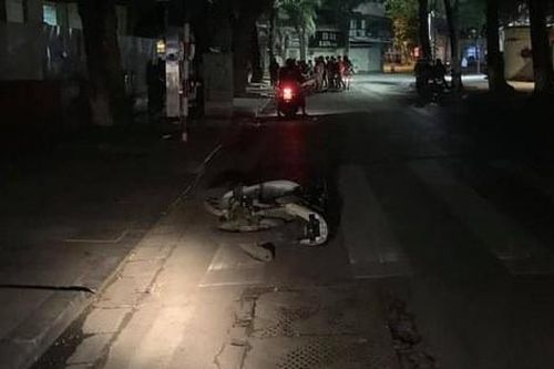 Hà Nội: Xe máy đâm thẳng vào gốc cây, hai cô gái trẻ thương vong
