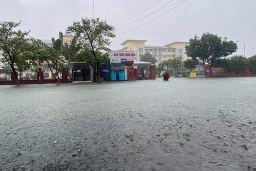 Hà Tĩnh: Sang nhà hàng xóm tránh lũ, một bé trai bị ngã cầu thang tử vong