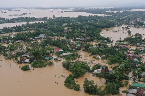 Miền Trung vẫn ngập chìm trong biển nước, công tác ứng cứu gặp nhiều khó khăn