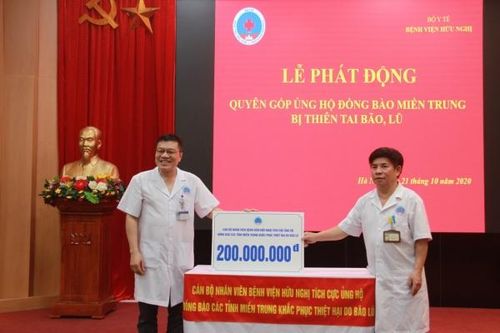 Bệnh viện Hữu Nghị ủng hộ đồng bào miền Trung 250 triệu đồng